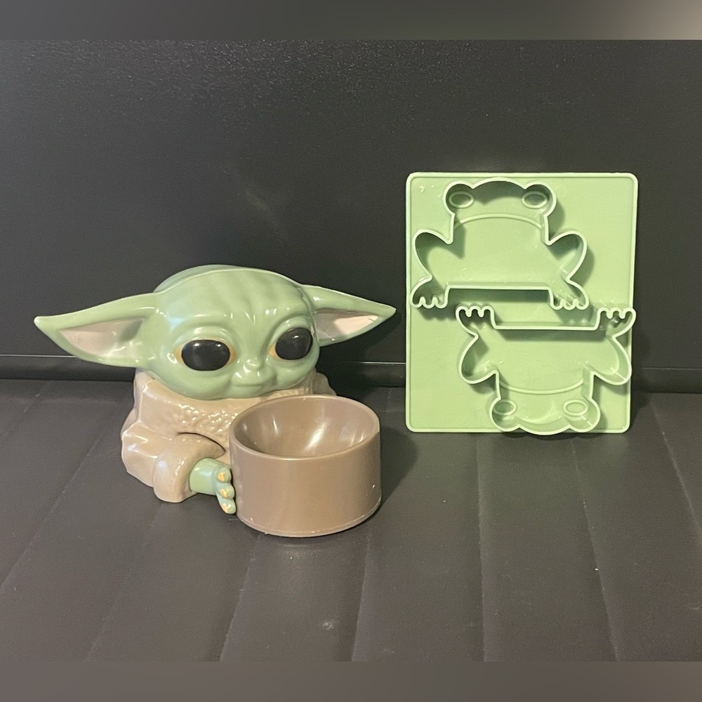 NEW Paladone Star Wars the Mandalorian The Child Egg Cup & Toast Cutter